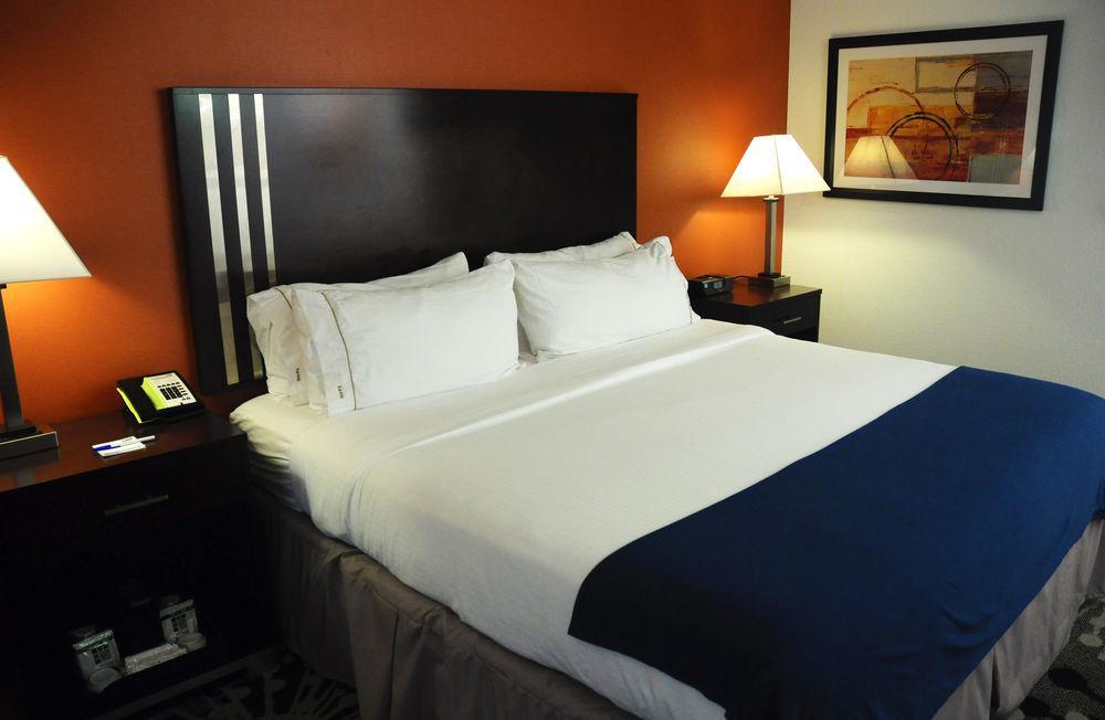 Holiday Inn Express & Suites Greenfield By Ihg Exterior foto