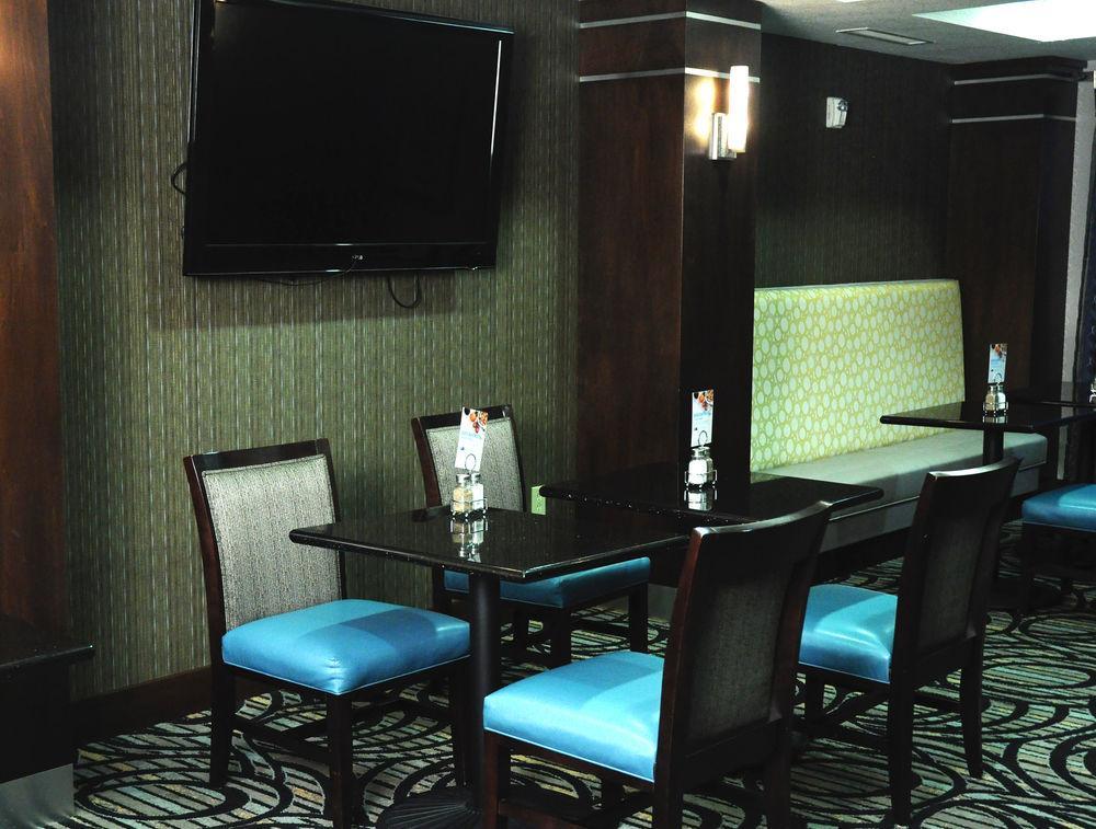 Holiday Inn Express & Suites Greenfield By Ihg Exterior foto