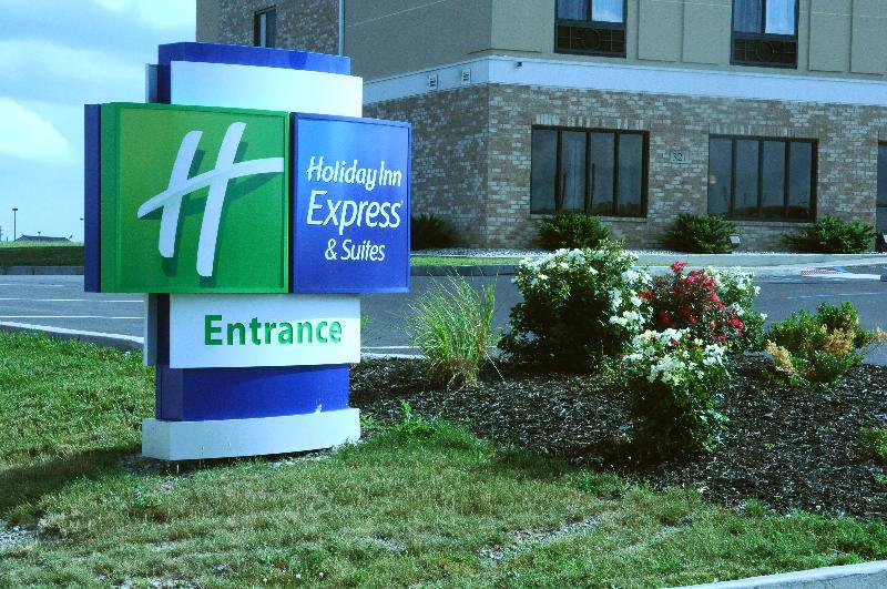 Holiday Inn Express & Suites Greenfield By Ihg Exterior foto